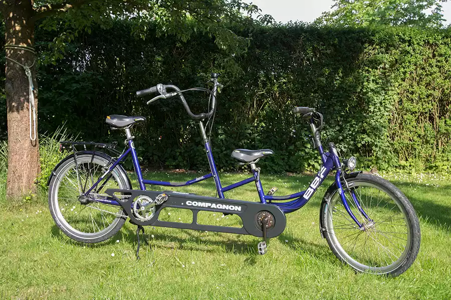 Blaues Eltern-Kind-Tandem Compagnon auf Pellworm – Spezialrad für Familien
