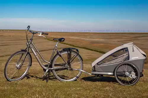 Fahrrad mit Kinderanhänger auf Pellworm