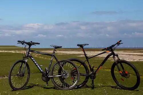 Zwei schwarze Sporträder auf Pellworm
